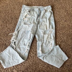 Light blue curvy American eagle mom jeans
